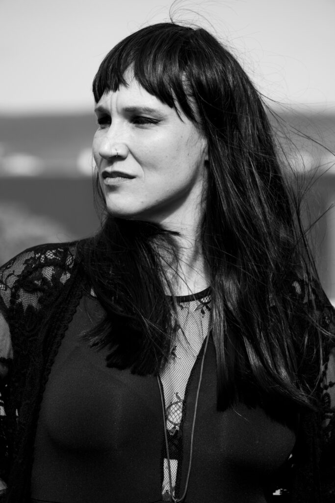 nina draußen1 sw